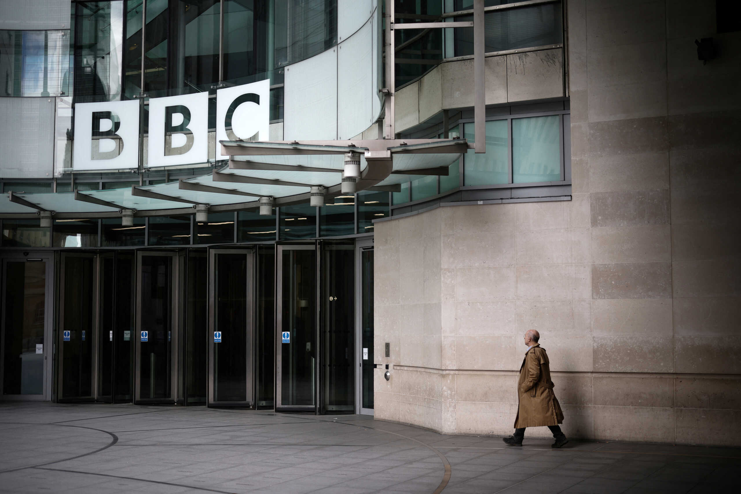 BBC: Κοινό μυστικό το όνομα του παρουσιαστή, αλλά το δίκτυο δεν το αποκαλύπτει