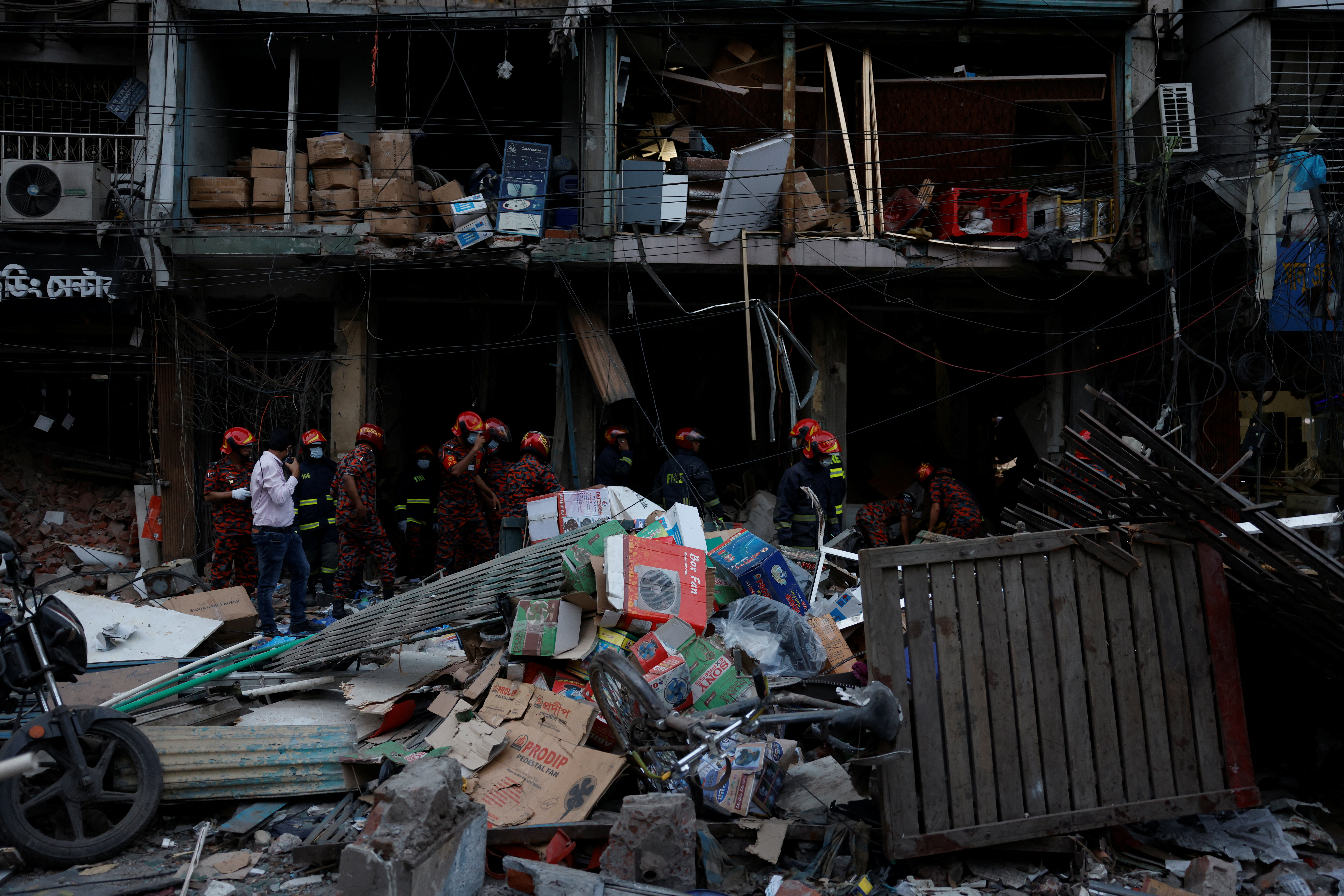 Μπαγκλαντές: Δεκάδες νεκροί και τραυματίες από την έκρηξη σε εμπορικό κέντρο στην Ντάκα