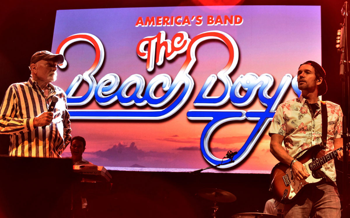 Τομ Χανκς, Τζον Στάμος και Μπρους Σπρίνγκστιν σε αφιέρωμα για τους Beach Boys