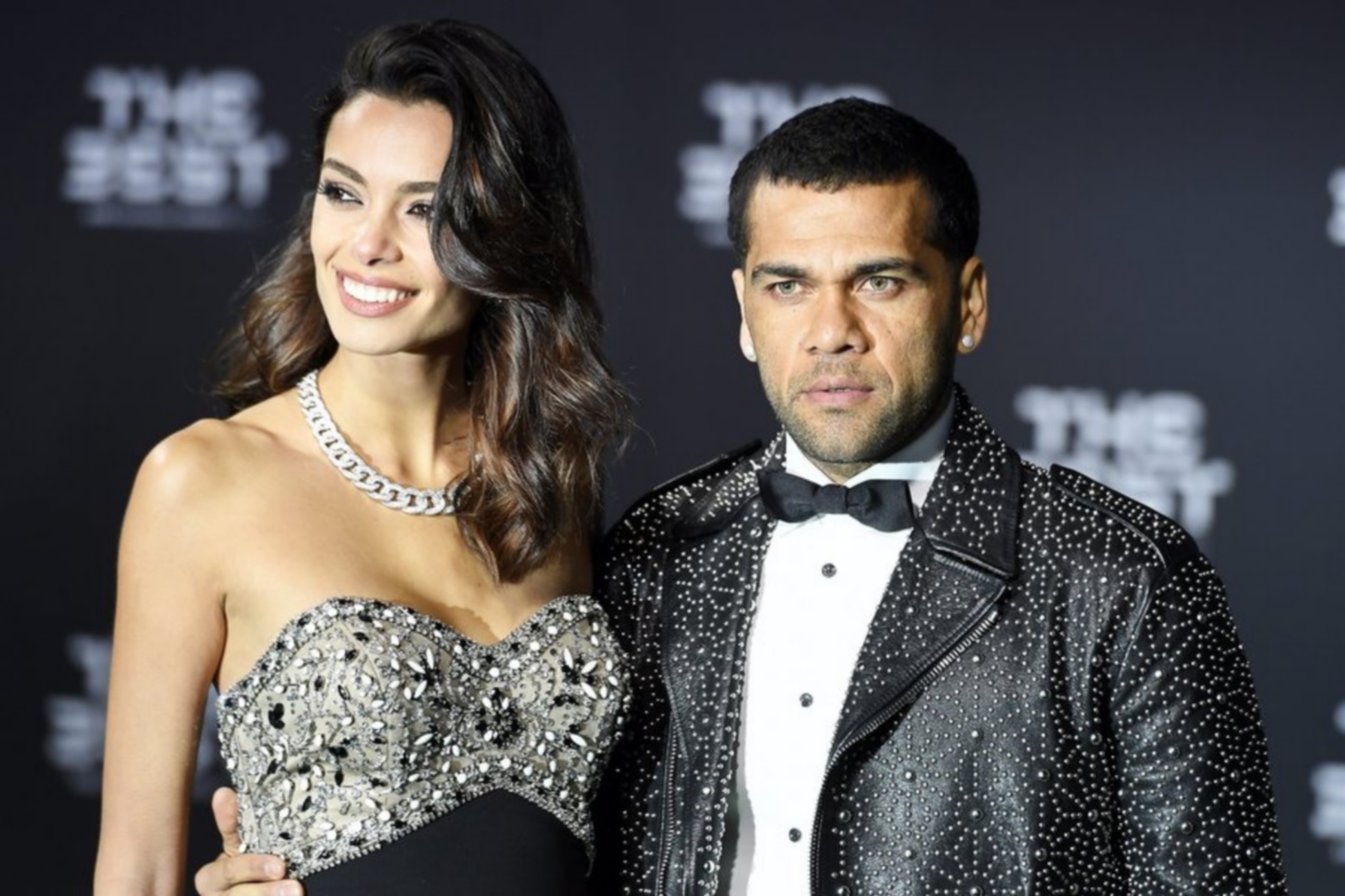epa05708105 Juventus' Brazilian defender Dani Alves (R) and his girlfriend Joana Sanz (L) pose for photographers as they arrive prior to the FIFA Awards 2016 gala at the Swiss TV studio in Zurich, Switzerland, 09 January 2017. The best soccer player of 2016 will be chosen during the ceremony.  EPA