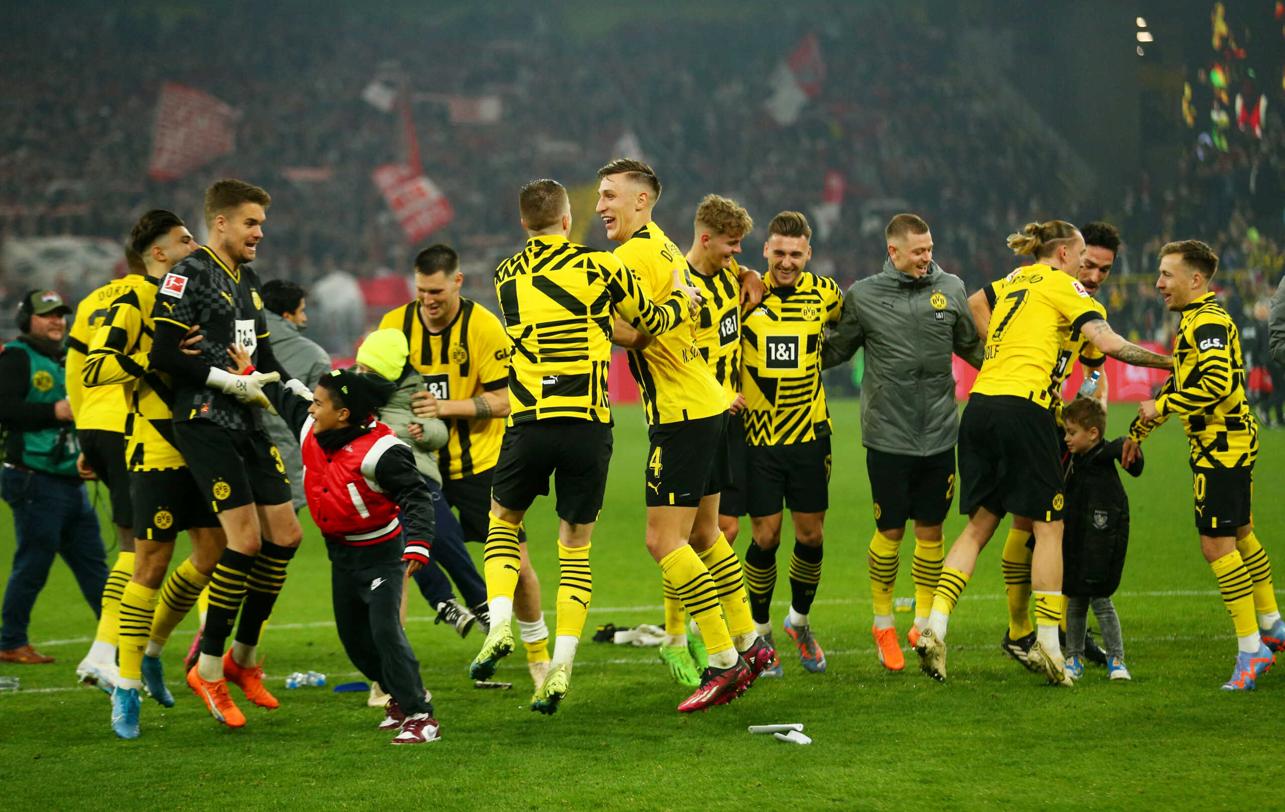 Soccer Football - Bundesliga - Borussia Dortmund v FC Cologne - Signal Iduna Park, Dortmund, Germany - March 18, 2023 Borussia Dortmund players celebrate after the match REUTERS
