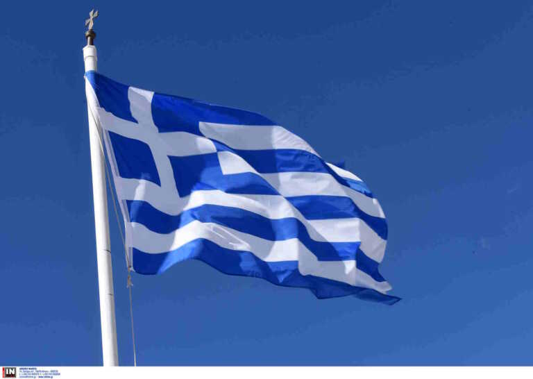 Θερμό χειροκρότημα από ντόπιους και τουρίστες μετά την υποστολή της ελληνικής σημαίας στη Ρόδο - Βίντεο