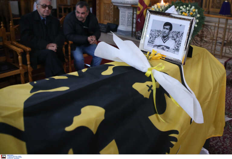 Μίμης Παπαϊωάννου: Με τη σημαία της ΑΕΚ το φέρετρο του θρύλου της Ένωσης - Σε λαϊκό προσκύνημα στο πλάι της «OPAP Arena»