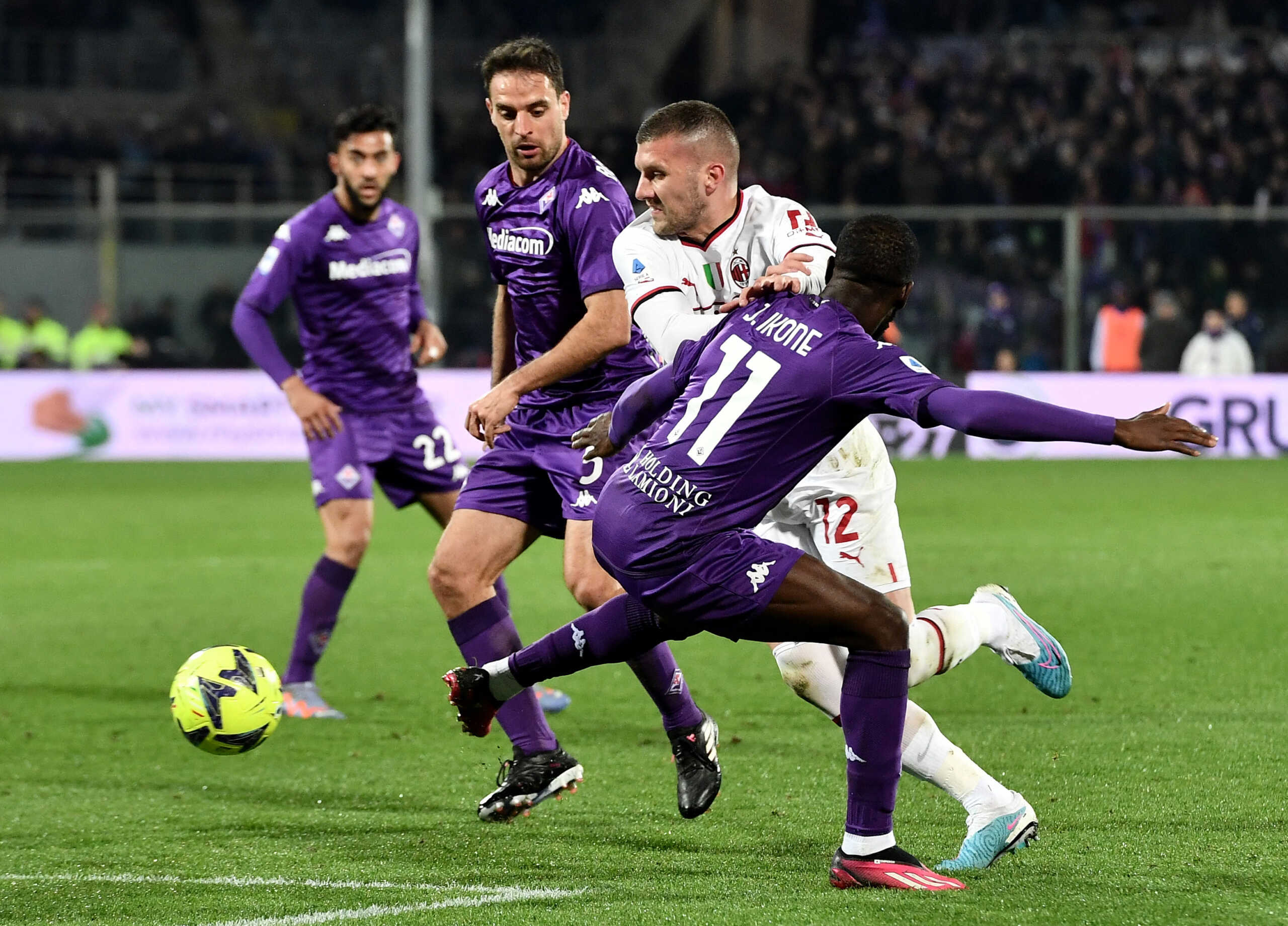 Soccer Football - Serie A - Fiorentina v AC Milan - Stadio Artemio Franchi, Florence, Italy - March 4, 2023  Fiorentina's Giacomo Bonaventura and Jonathan Ikone in action with AC Milan's Ante Rebic REUTERS
