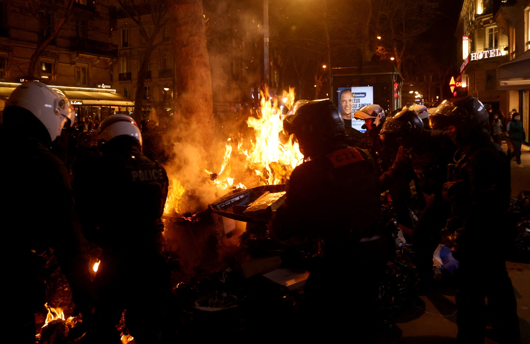 Γαλλία: Αιματηρές συγκρούσεις διαδηλωτών με δυνάμεις της αστυνομίας – Τραυματίες σε κρίσιμη κατάσταση