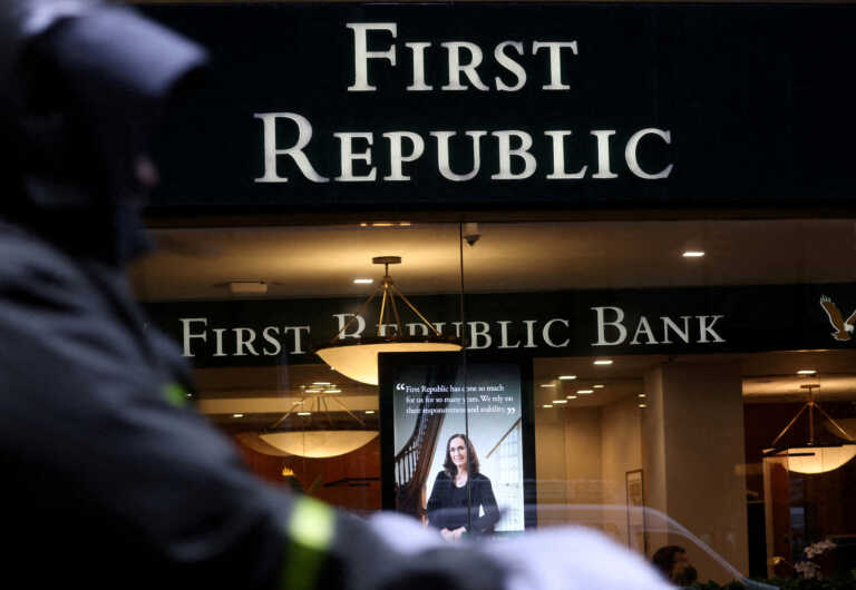 ΗΠΑ: Υπό διαπραγμάτευση συμφωνία για τη διάσωση της First Republic Bank και με κρατική στήριξη, γράφει το Bloomberg