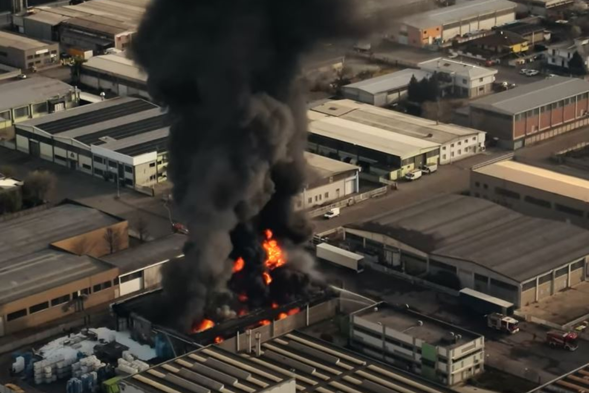 Ιταλία: Μεγάλη φωτιά σε εργοστάσιο χημικών – Εκκενώθηκε η περιοχή, ανησυχία για τοξικά αέρια