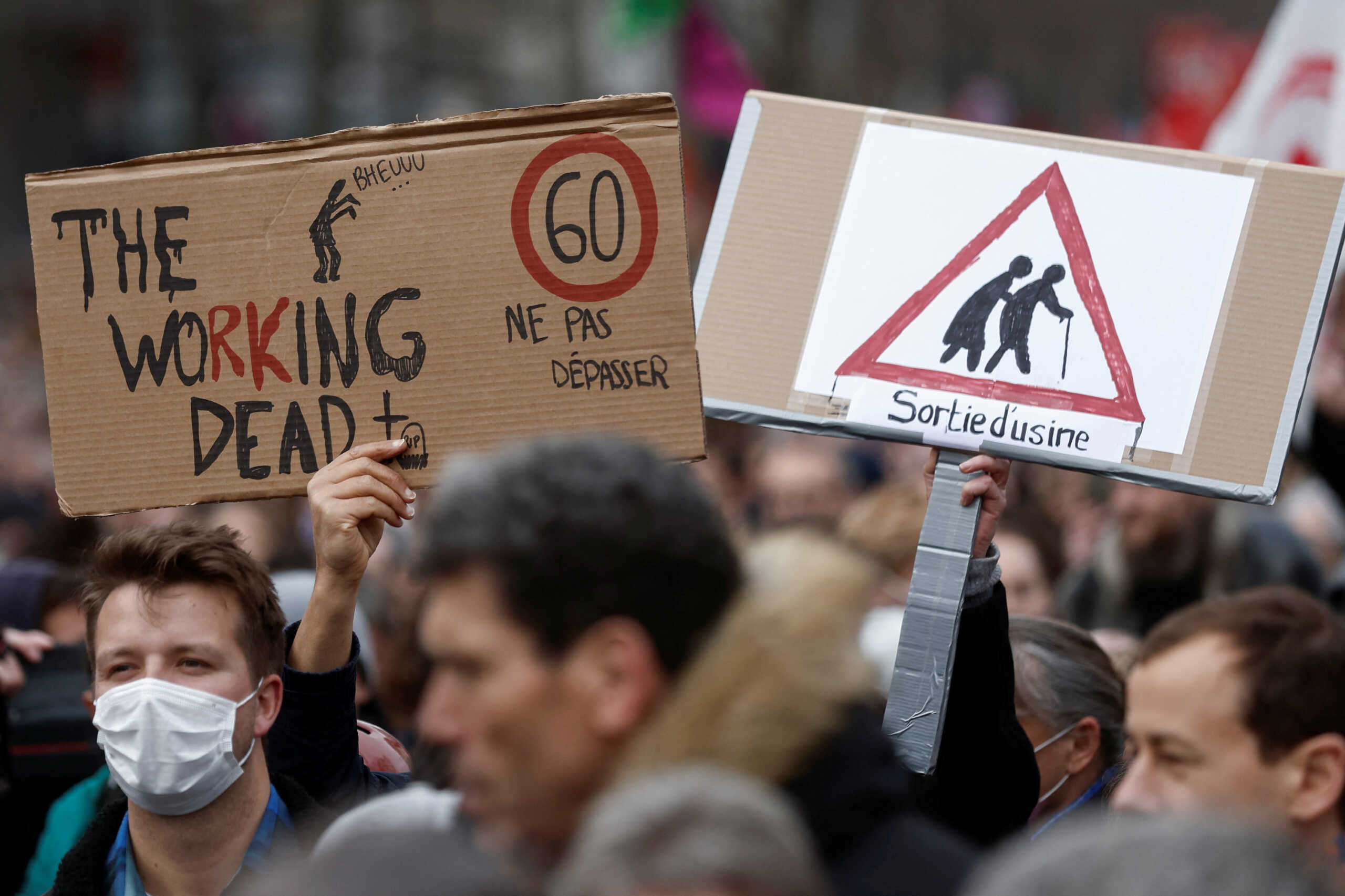 Γαλλία – Ηλικιωμένη κατέβηκε σε διαδήλωση με πλακάτ που έγραφε: «Αν θέλαμε να μας γ@@@@ει η κυβέρνηση, θα είχαμε ψηφίσει τον Μπραντ Πιτ»