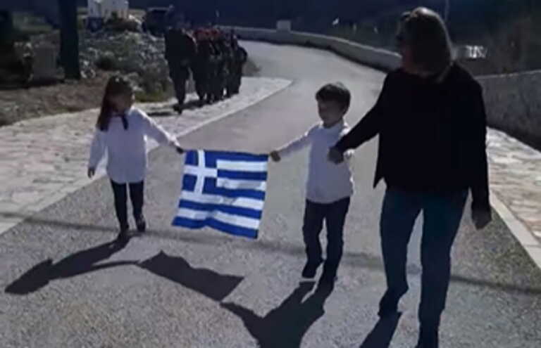 Συγκίνηση στη Γαύδο - Τα δύο παιδάκια του νησιού παρέλασαν με την ελληνική σημαία