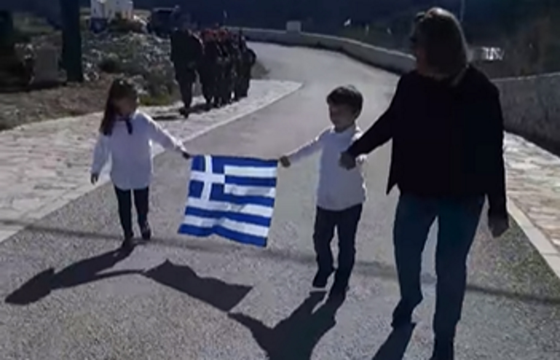 25η Μαρτίου – Γαύδος: Την ελληνική σημαία κράτησαν ψηλά τα δύο παιδάκια του νησιού