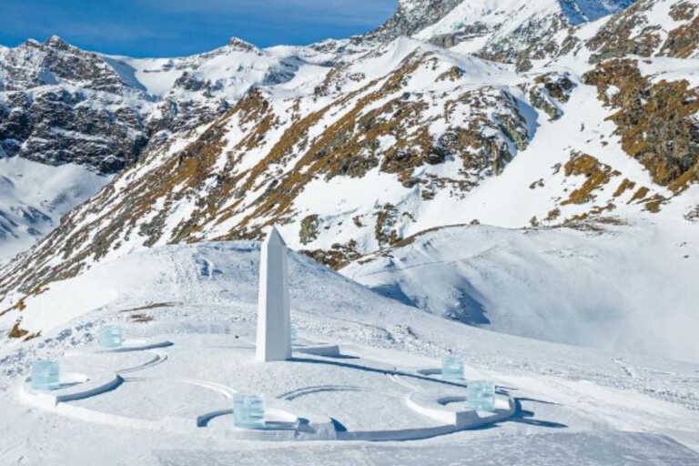 Ένα ηλιακό ρολόι από… πάγο στις ελβετικές Άλπεις
