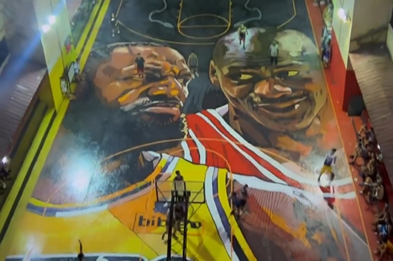 Η εικόνα των Μάικλ Τζόρνταν και Λεμπρόν Τζέιμς σε γήπεδο μπάσκετ στις Φιλιππίνες