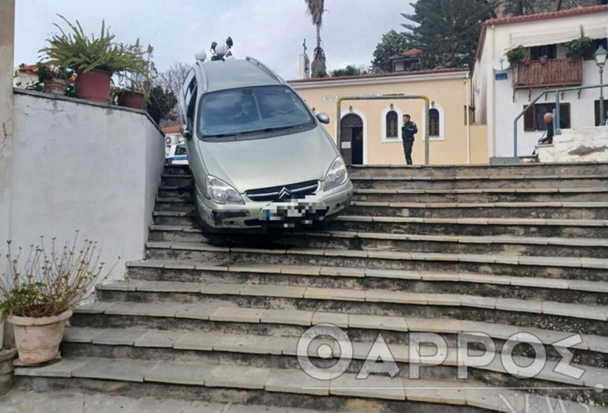 Καλαμάτα: Δεν είδε τα σκαλιά και τα «μέτρησε» με το αυτοκίνητο – Η απροσεξία του 92χρονου οδηγού