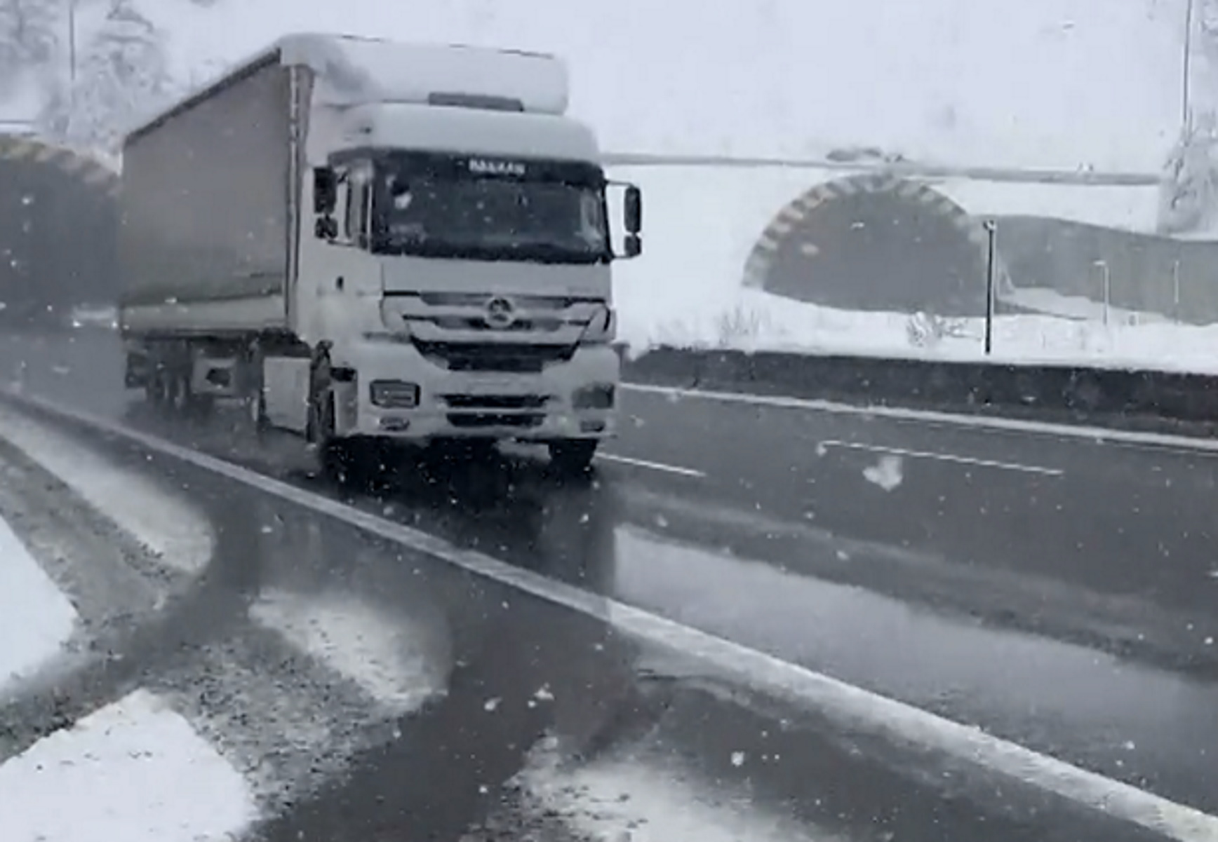 Τουρκία: Καραμπόλα 58 οχημάτων όταν δίπλωσε νταλίκα λόγω παγετού – Τραυματίες και εγκλωβισμένοι
