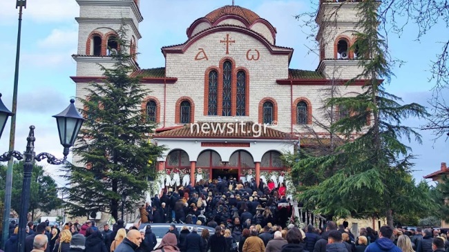 Σύγκρουση τρένων στα Τέμπη: Η πρώτη κηδεία – Θρήνος στο τελευταίο αντίο της Αθηνάς