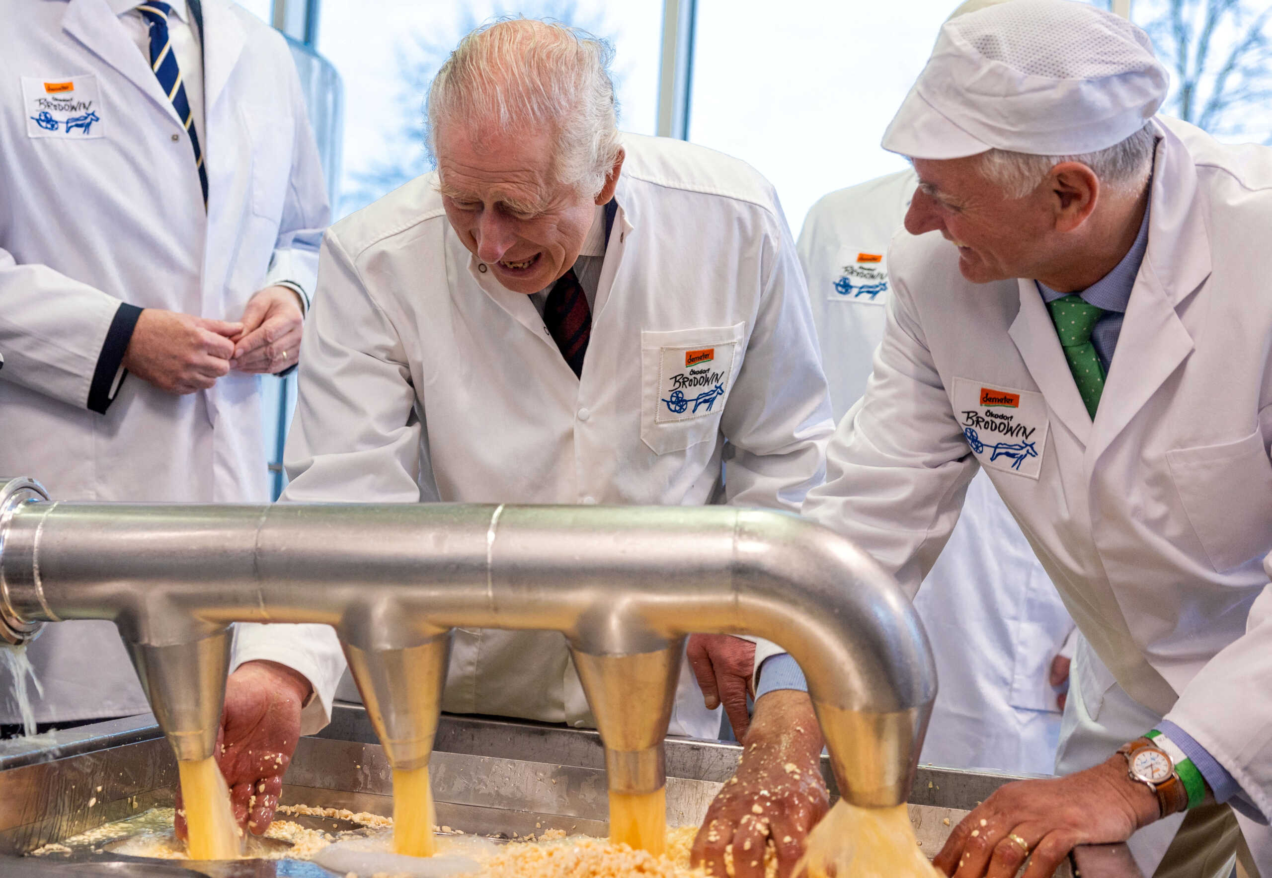 O βασιλιάς Κάρολος στην Γερμανία έκανε και τον τυροκόμο – Βίντεο τον δείχνει να «πήζει» τυρί σε φάρμα