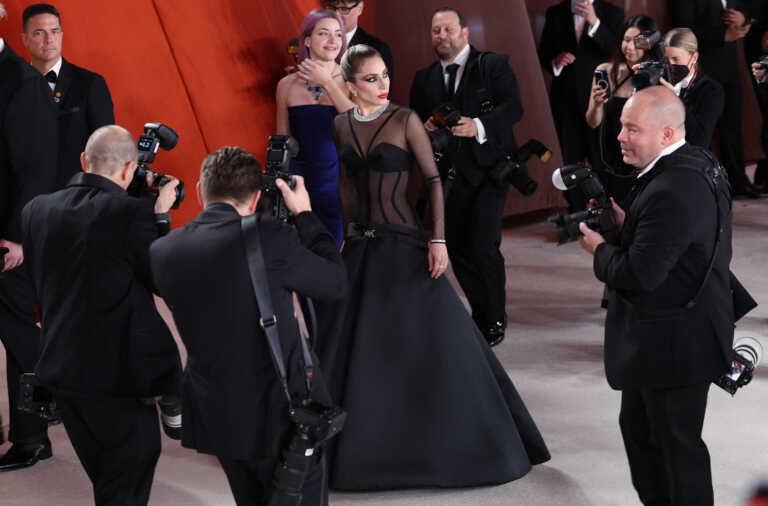 Βραβεία Όσκαρ: Η Lady Gaga μπήκε με Versace και εμφανίστηκε με σκισμένο τζιν και T-shirt