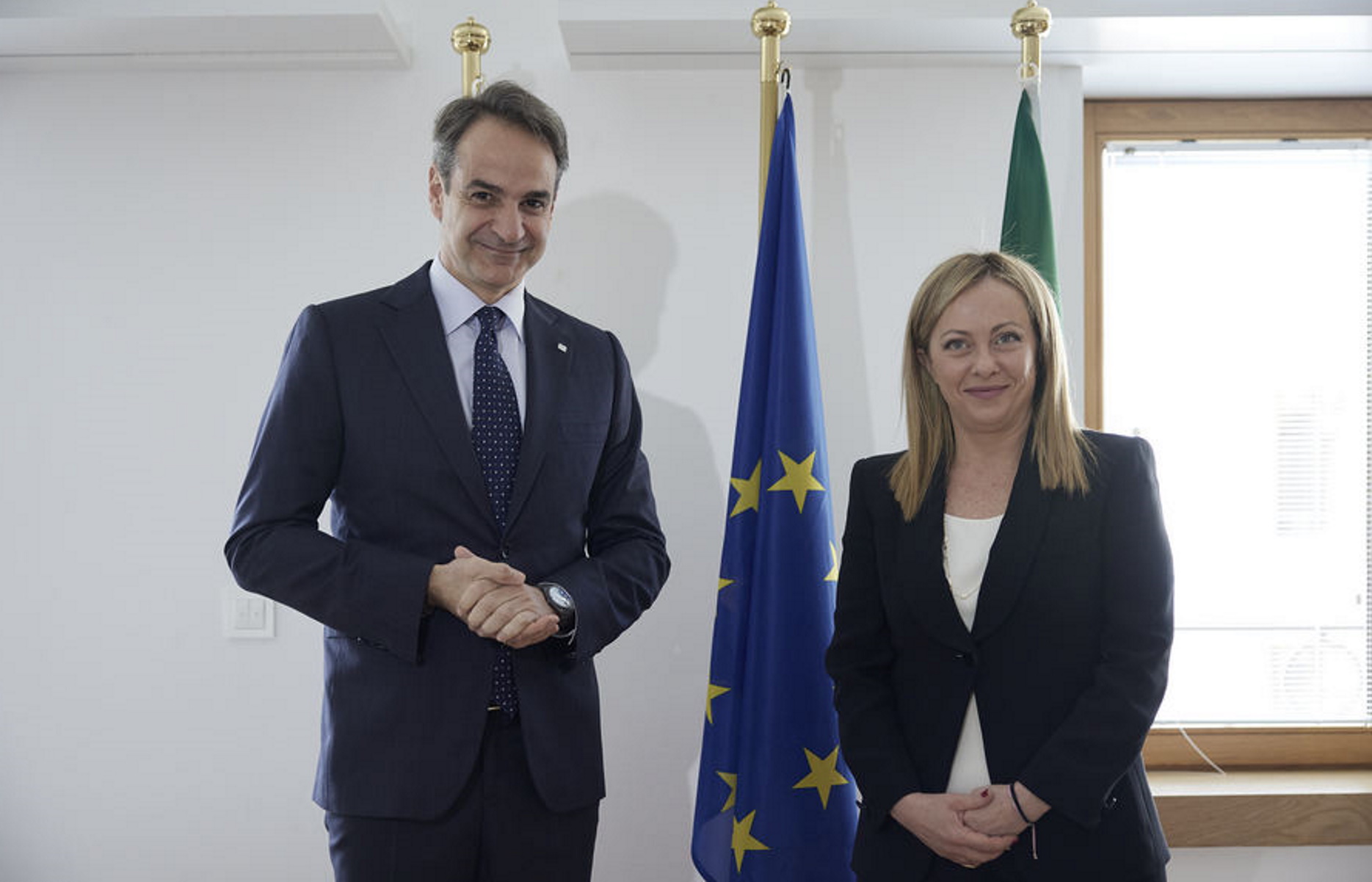 (Ξένη Δημοσίευση) Ο πρωθυπουργός Κυριάκος Μητσοτάκης, συνομιλεί με την πρωθυπουργό της Ιταλίας Τζιόρτζια Μελόνι, κατά τη διάρκεια της συνάντησής τους στο περιθώριο του Ευρωπαϊκού Συμβουλίου στις Βρυξέλλες, την Παρασκευή 24 Μαρτίου 2023. ΑΠΕ-ΜΠΕ