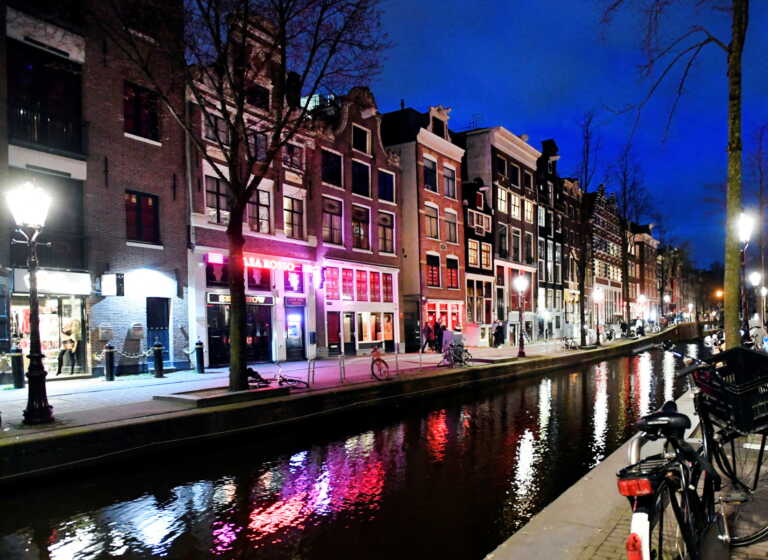 Τα «κόκκινα φανάρια» του Άμστερνταμ μετακομίζουν δίπλα στον Ευρωπαϊκό Οργανισμό Φαρμάκων