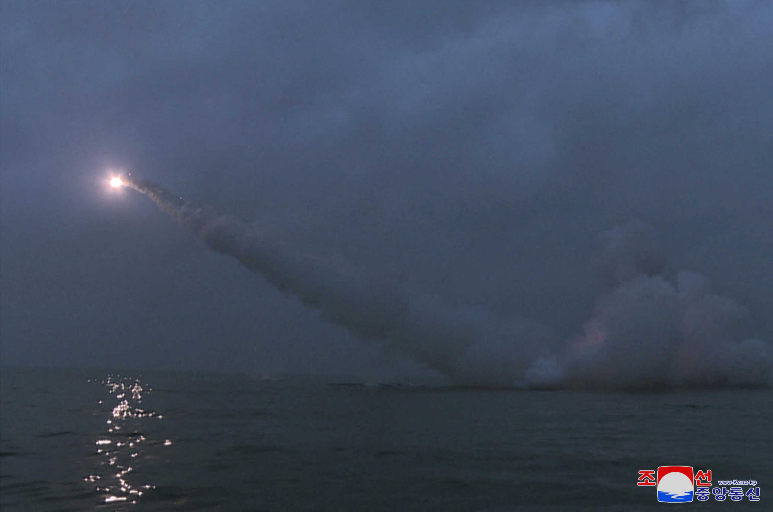 Βόρεια Κορέα: Εικόνες από την εκτόξευση πυραύλων κρουζ από υποβρύχιό της