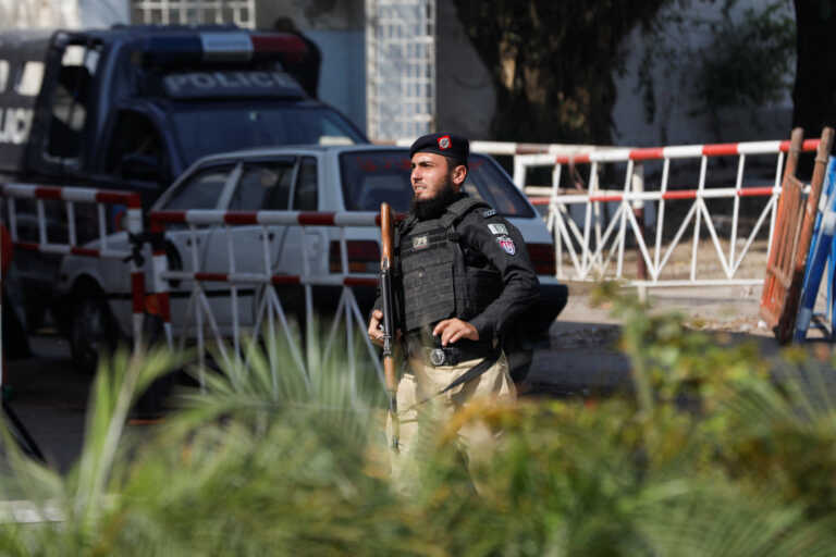 Τουλάχιστον εννέα αστυνομικοί νεκροί από επίθεση βομβιστή αυτοκτονίας στο Πακιστάν