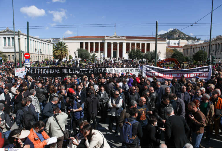 Έγιναν οι πρώτες συλλήψεις στην Αθήνα στις πορείες για τα Τέμπη – Βρέθηκαν ψεύτικο όπλο και φωτοβολίδες