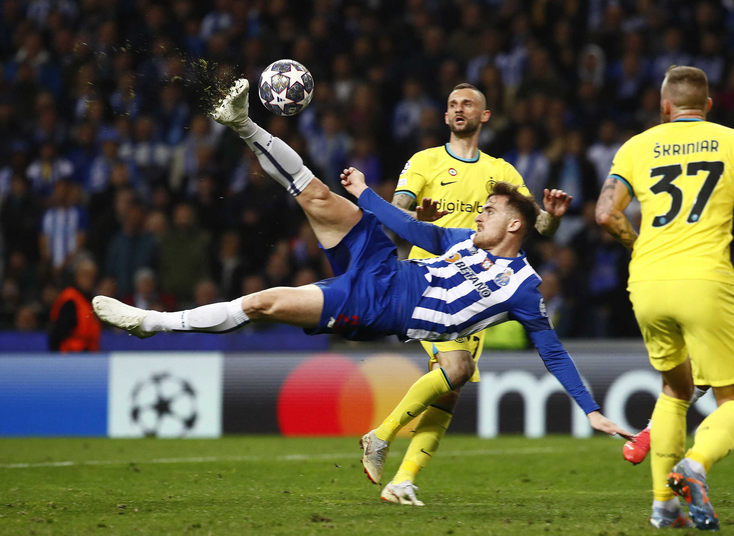 Soccer Football - Champions League - Round of 16 - Second Leg - FC Porto v Inter Milan - Estadio do Dragao, Porto, Portugal - March 14, 2023 FC Porto's Toni Martinez shoots at goal REUTERS