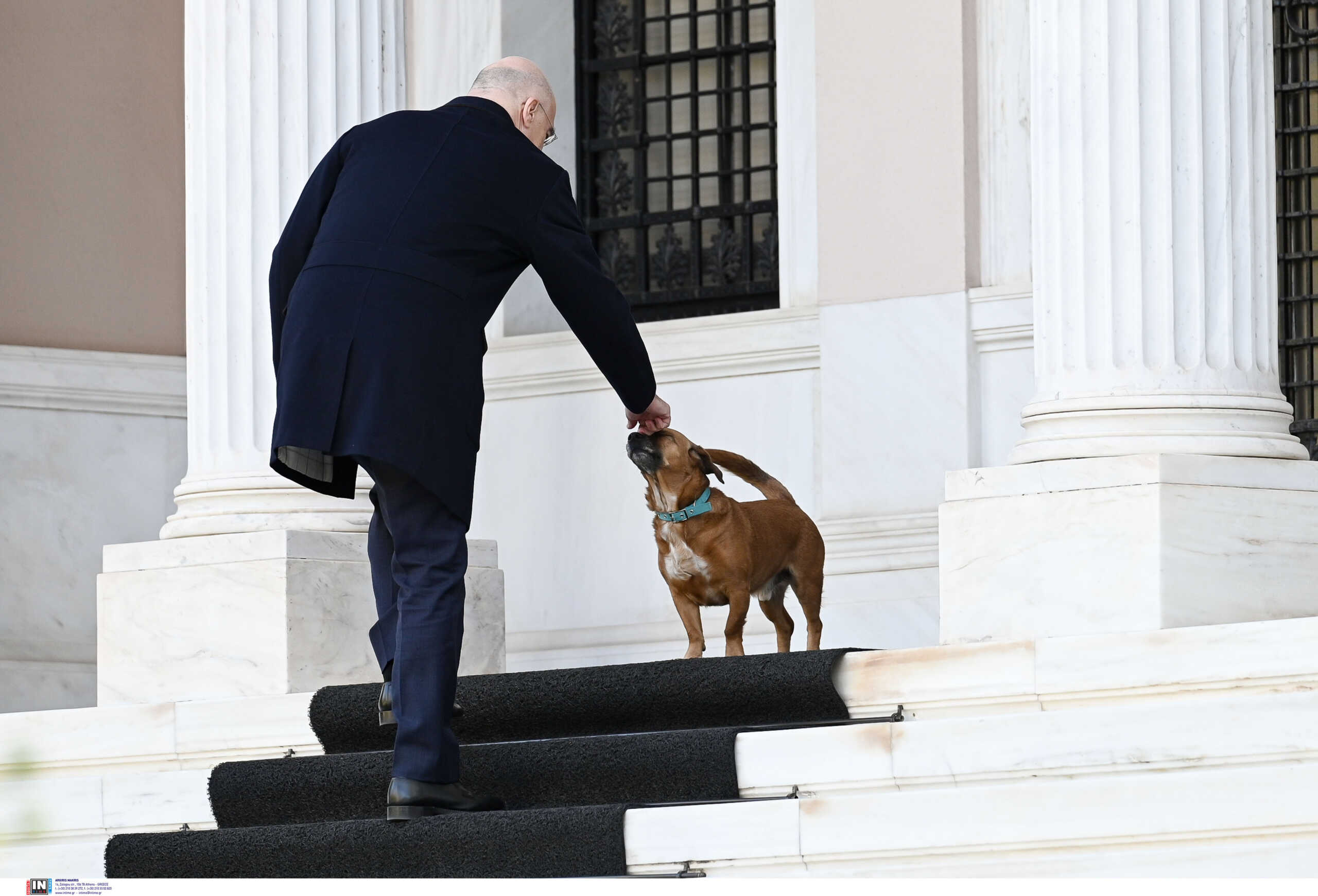 Τα χάδια του Νίκου Δένδια στον Πίνατ, πριν μπει στο Μαξίμου για το ΚΥΣΕΑ