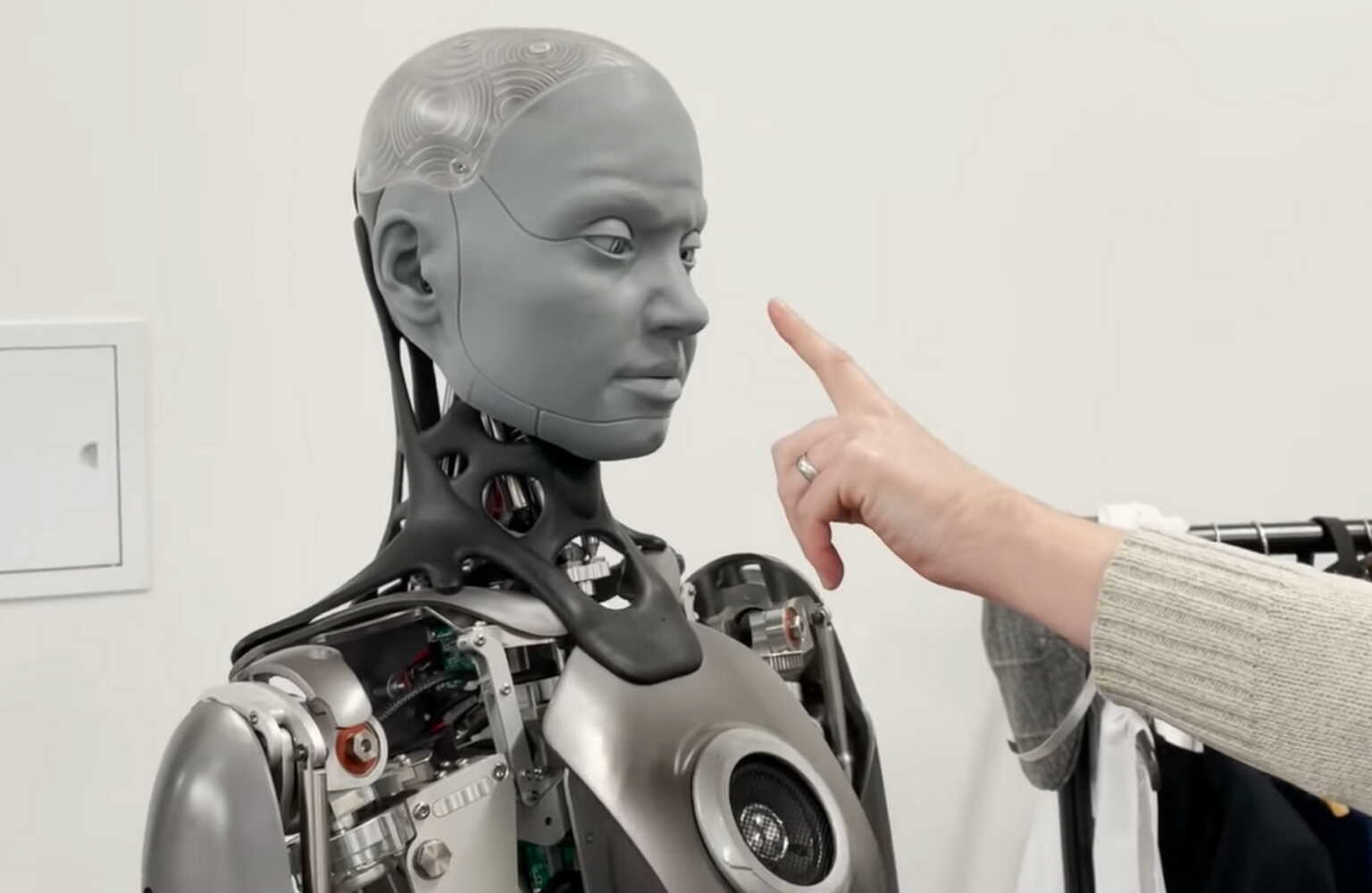 Тема человек и робот. Робот Амека. Гуманоидный робот Ameca. Робот Амека человекоподобный. Реалистичные роботы.