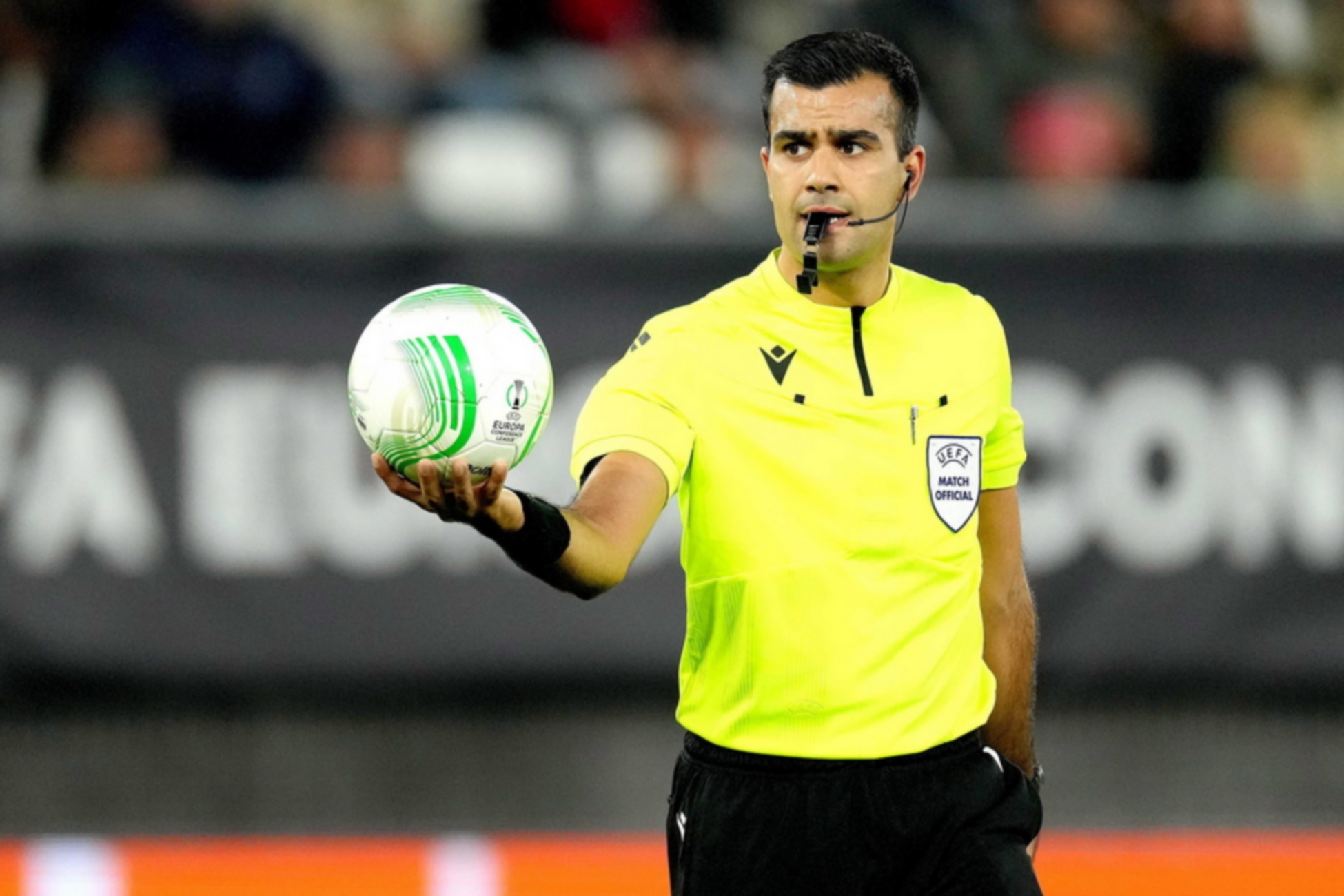 epa10228029 Norwegian referee Rohit Saggi reacts during the UEFA Europa Conference League group E soccer match between AZ Alkmaar and Apollon Limassol FC in Alkmaar, Netherlands, 06 October 2022.  EPA