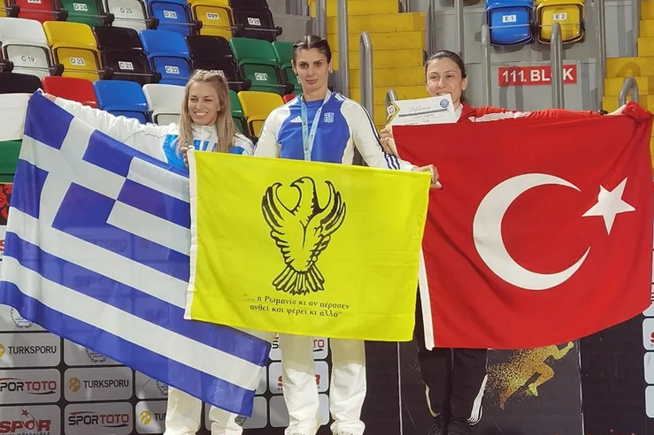 Η Μάιρα Παναγιωτίδου με την ποντιακή σημαία στην πρώτη θέση του βάθρου, μέσα στην Κωνσταντινούπολη