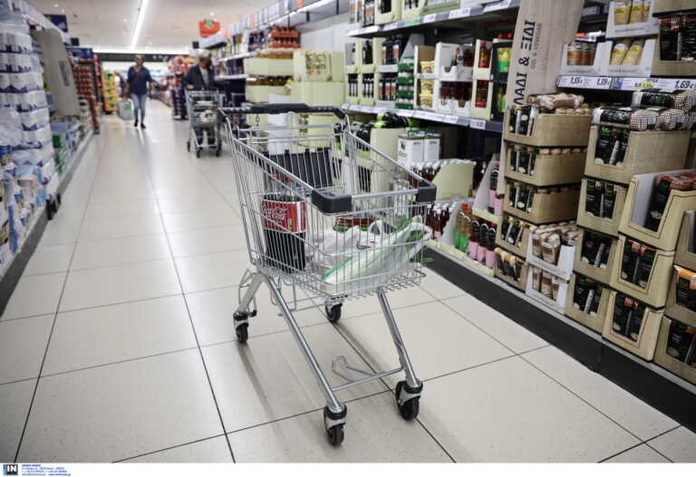 ΟΟΣΑ: Ο πληθωρισμός μείωσε κατά 7,4% τον πραγματικό μισθό στην Ελλάδα