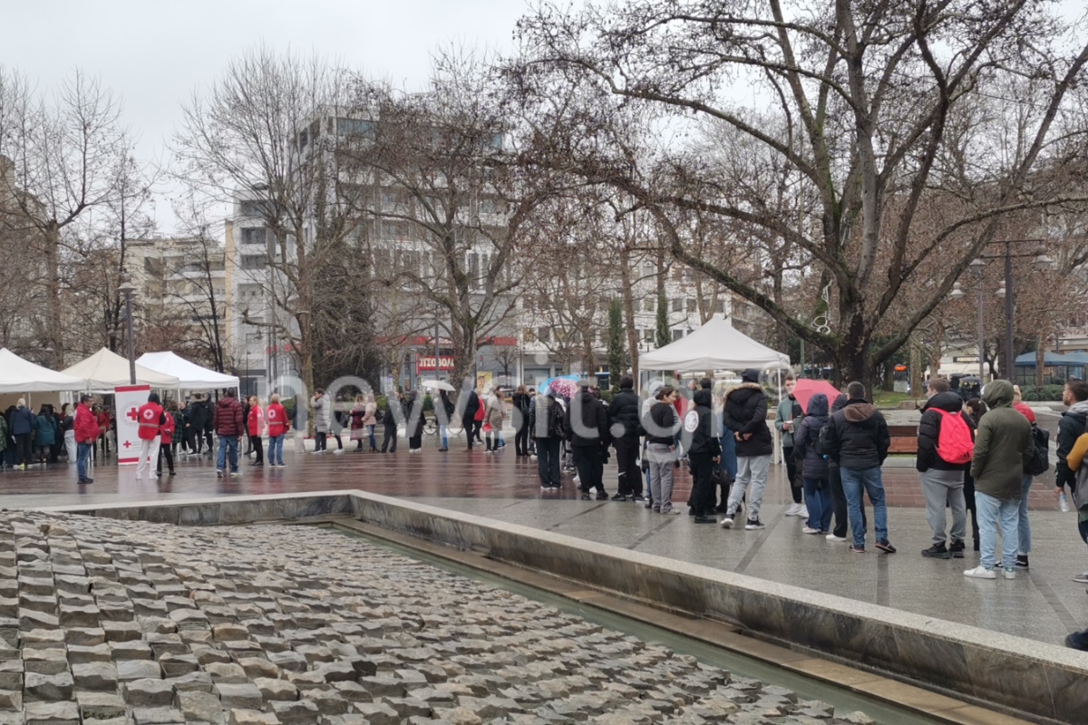 Σύγκρουση τρένων στα Τέμπη: Τεράστιες ουρές στην Λάρισα για την έκτακτη αιμοδοσία ακόμα και με βροχή