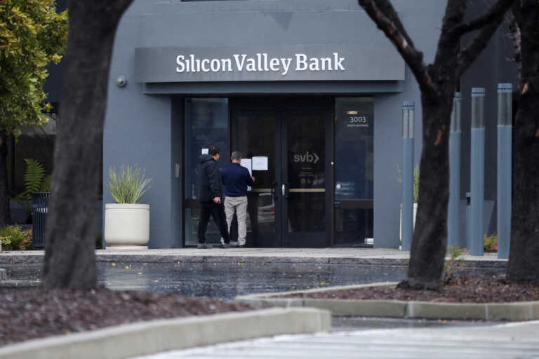 Silicon Valley Bank: Οι Αρχές των ΗΠΑ θα επιτρέψουν να αναληφθούν «όλες» οι αποταμιεύσεις των πελατών