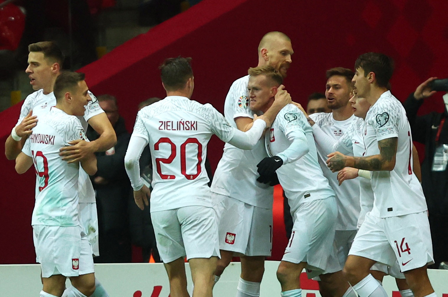 Soccer Football - UEFA Euro 2024 Qualifier - Group E - Poland v Albania - Stadion Narodowy, Warsaw, Poland - March 27, 2023 Poland's Karol Swiderski celebrates scoring their first goal with Bartosz Salamon and teammates REUTERS