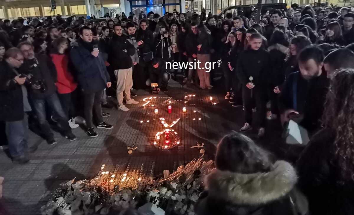 Σύγκρουση τρένων στα Τέμπη: Κόσμος με δάκρυα στα μάτια αφήνει λουλούδια στον σταθμό του ΟΣΕ Λάρισας