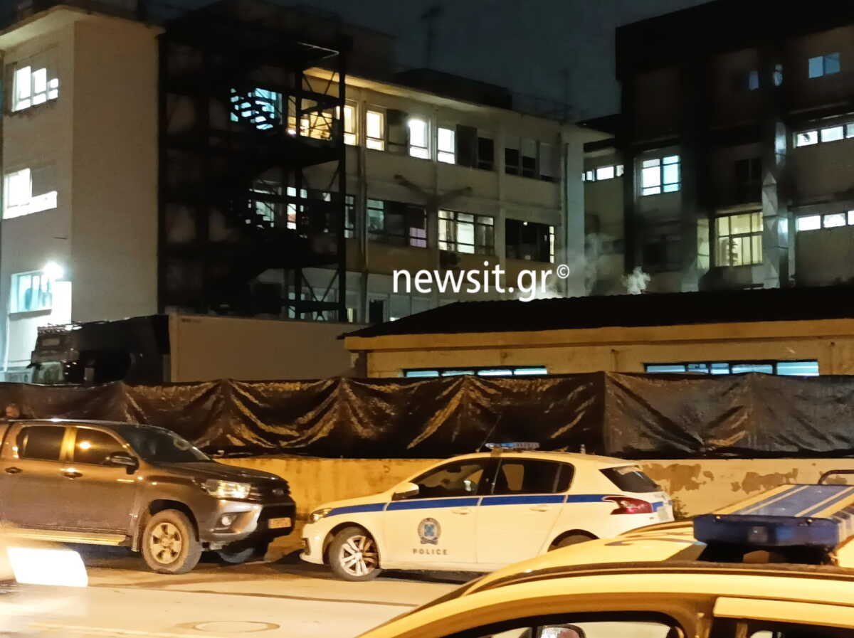 Σύγκρουση τρένων στα Τέμπη: Ανθρώπινα μέλη και σοροί μεταφέρονται στο νοσοκομείο Λάρισας για ταυτοποίηση