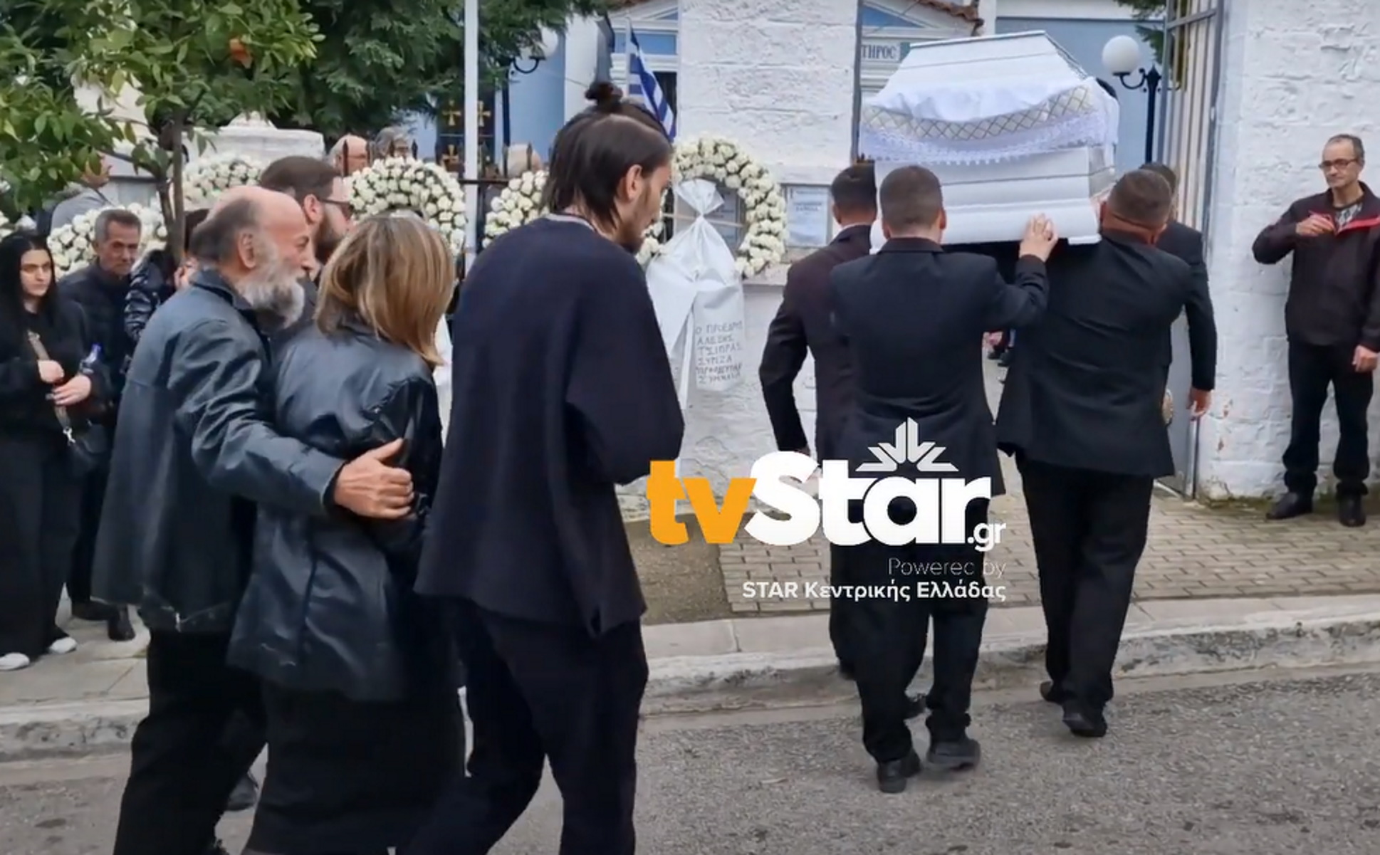 Τέμπη: «Να λάμψει η αλήθεια για όλες τις ψυχές που χάθηκαν» – Συγκλόνισε  πάλι ο πατέρας της Ελπίδας στην κηδεία της 28χρονης