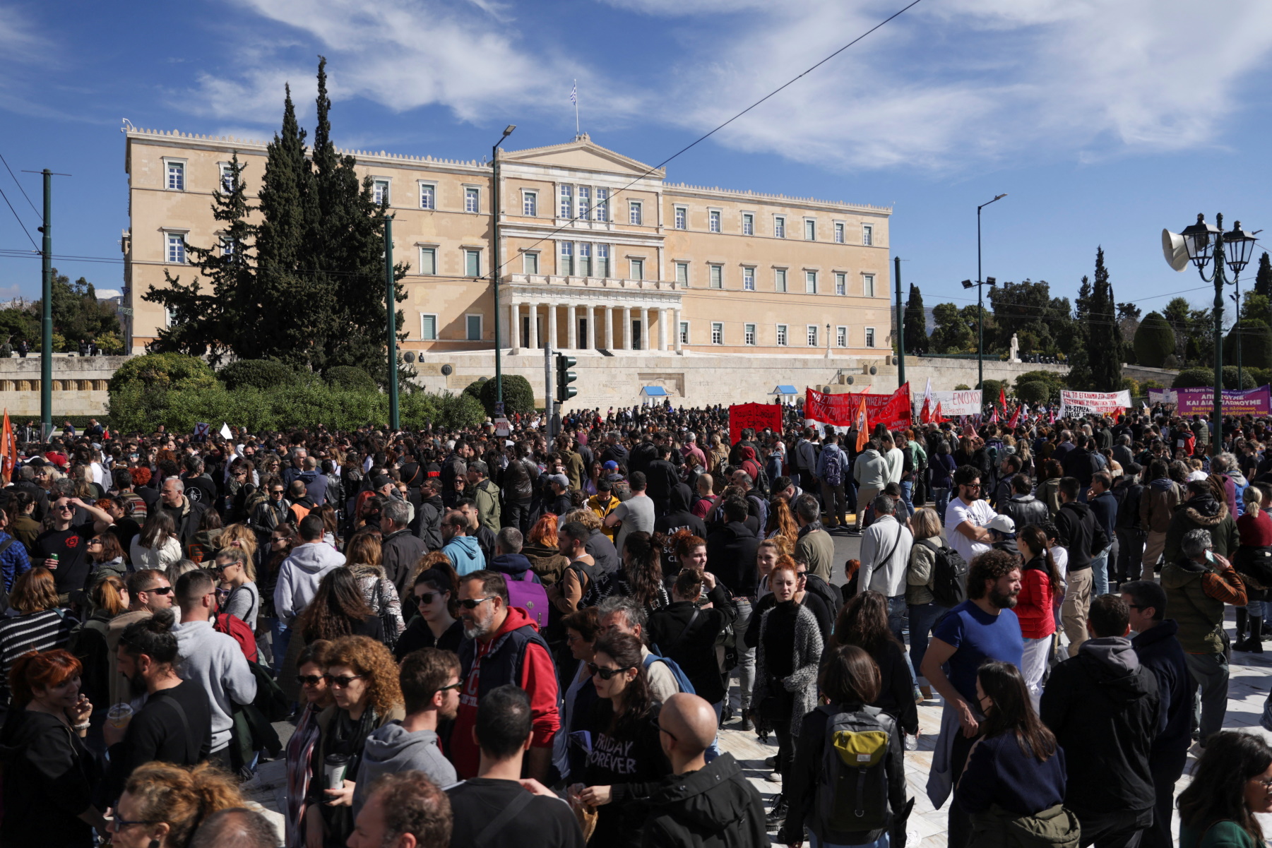 Απεργία για Τέμπη: Δεκάδες χιλιάδες στο κέντρο της Αθήνας – «Εκδίκηση θα πάρουμε για εσένα μικρέ»