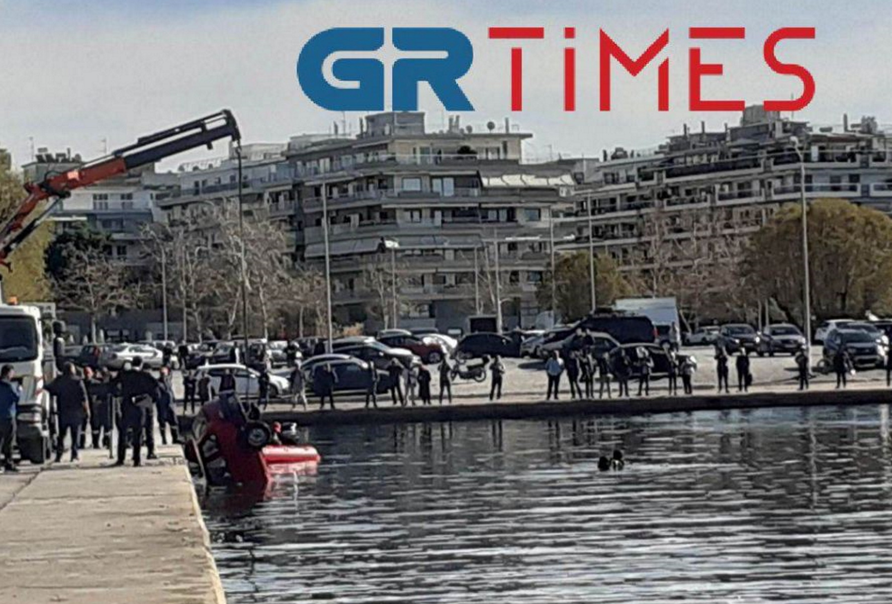 Θεσσαλονίκη: Ανασύρθηκε ο νεκρός αστυνομικός που δέθηκε με χειροπέδες και βούτηξε με αυτοκίνητο στον Θερμαϊκό