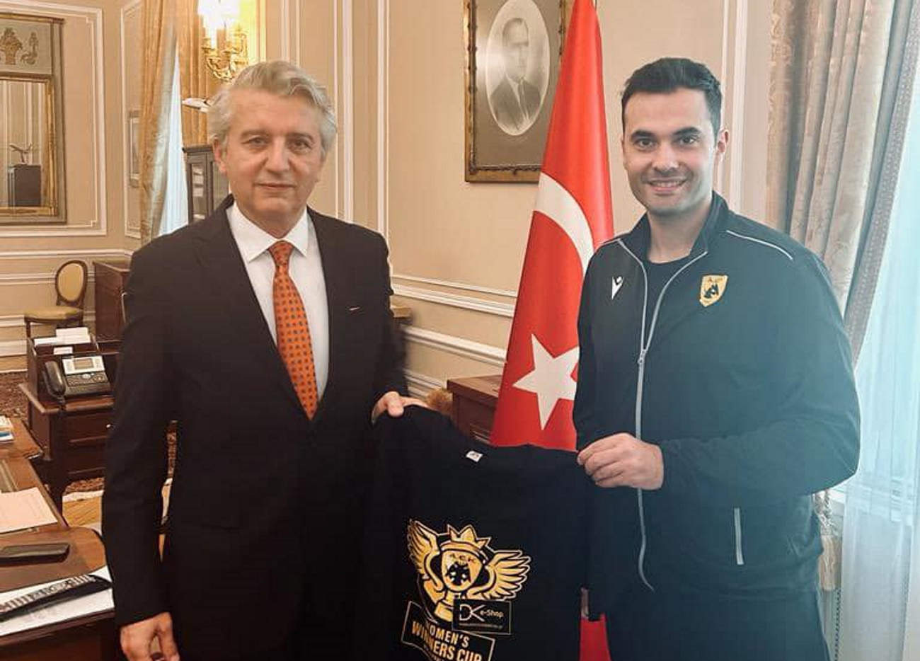 Γιονούς Οτσάλ: Ο προπονητής της ΑΕΚ επισκέφτηκε τον Τούρκο πρέσβη στην Αθήνα