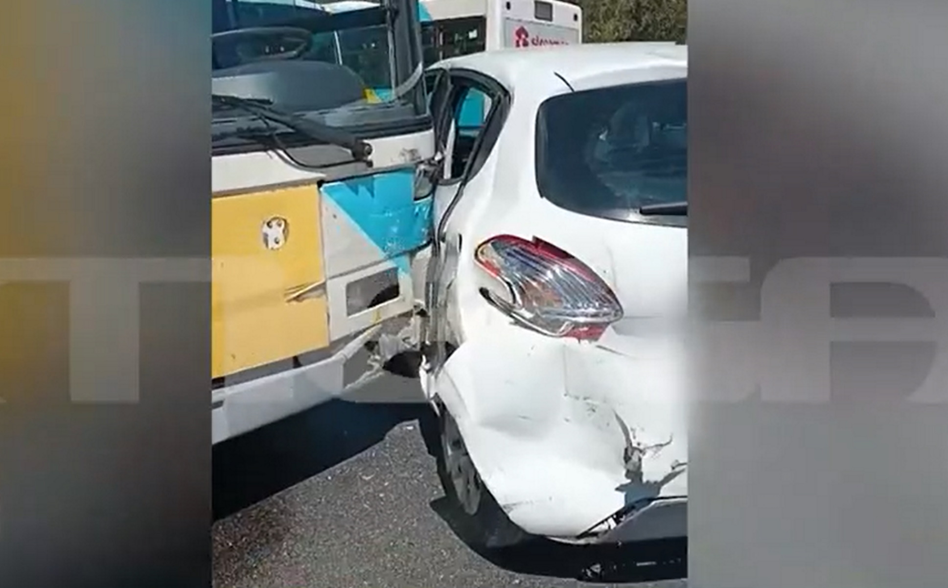 Συγγρού: Τροχαίο με αστικό λεωφορείο που πήρε παραμάζωμα δύο αυτοκίνητα