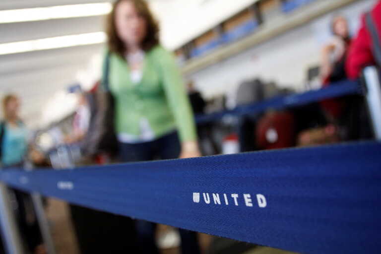 Βίντεο με επιβάτη της United Airlines να μαχαιρώνει αεροσυνοδό – Άνοιξε την έξοδο κινδύνου για να πέσει από τον ουρανό