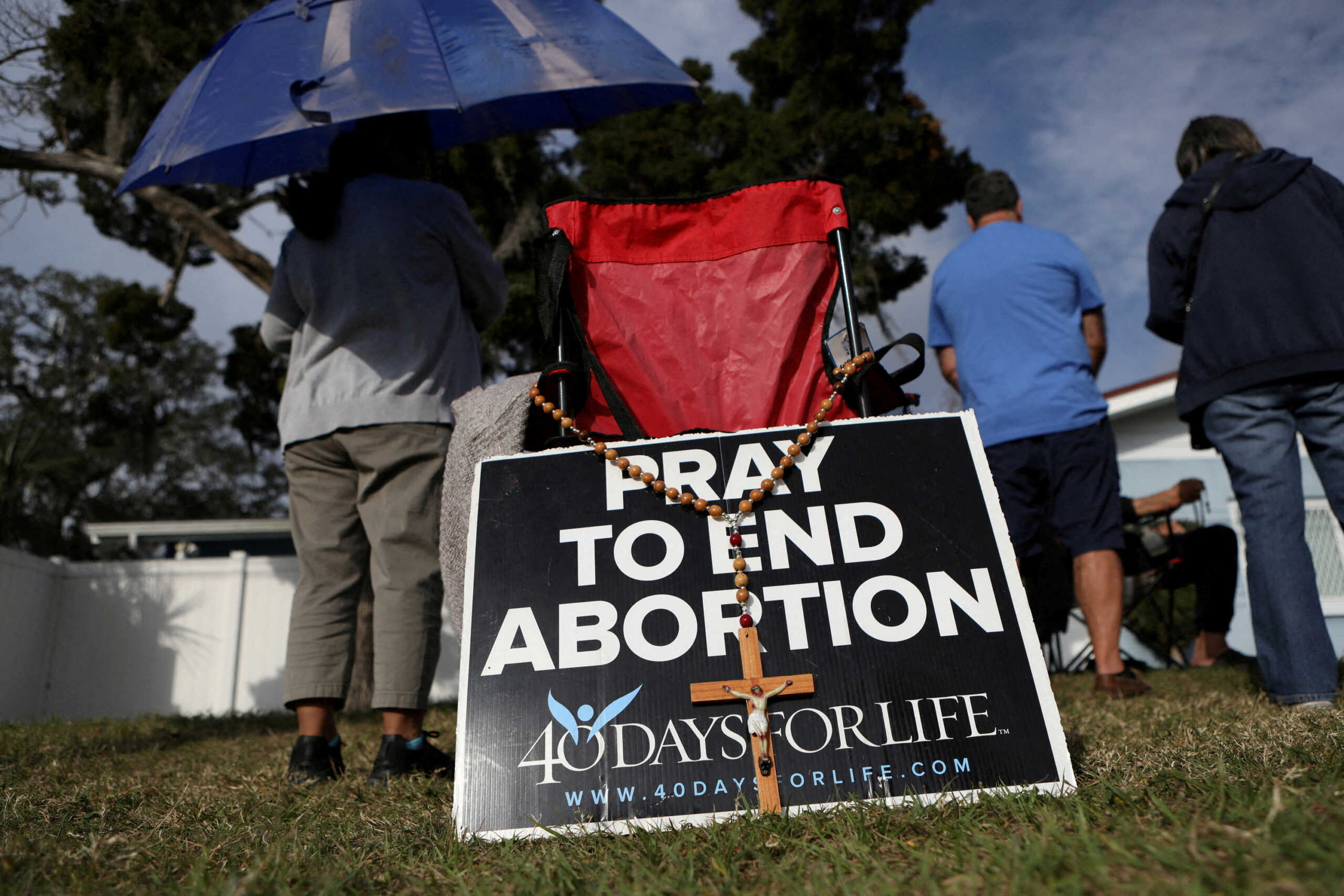 FILE PHOTO: Anti-abortion activists representing their Catholic belief pray with other parishioners and protesters while they shout at patients arriving outside of the Bread and Roses Woman's Health Center, a clinic that provides abortions in Clearwater, Florida, U.S. February 11, 2023. REUTERS