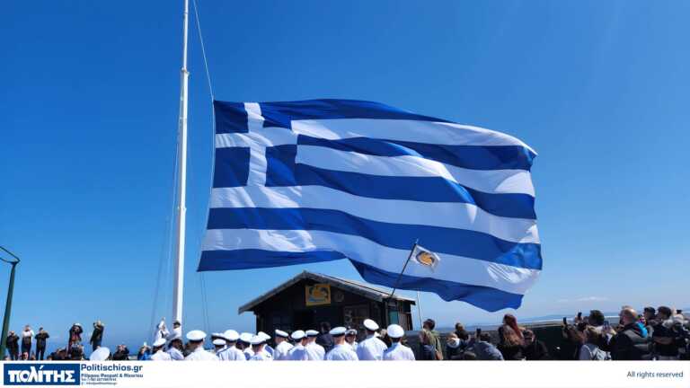 Οι εντυπωσιακές εικόνες από την τεράστια ελληνική σημαία, που υψώθηκε στο λιμάνι της Χίου