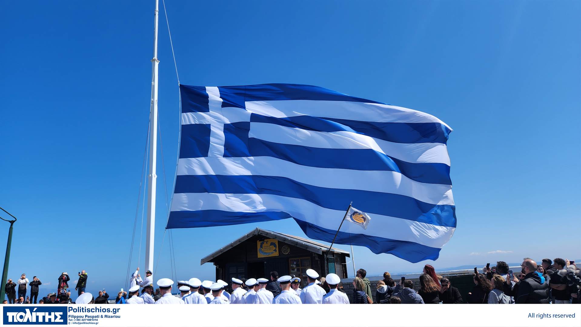 Χίος: Οι εντυπωσιακές εικόνες από την τεράστια ελληνική σημαία, που υψώθηκε στο λιμάνι του νησιού