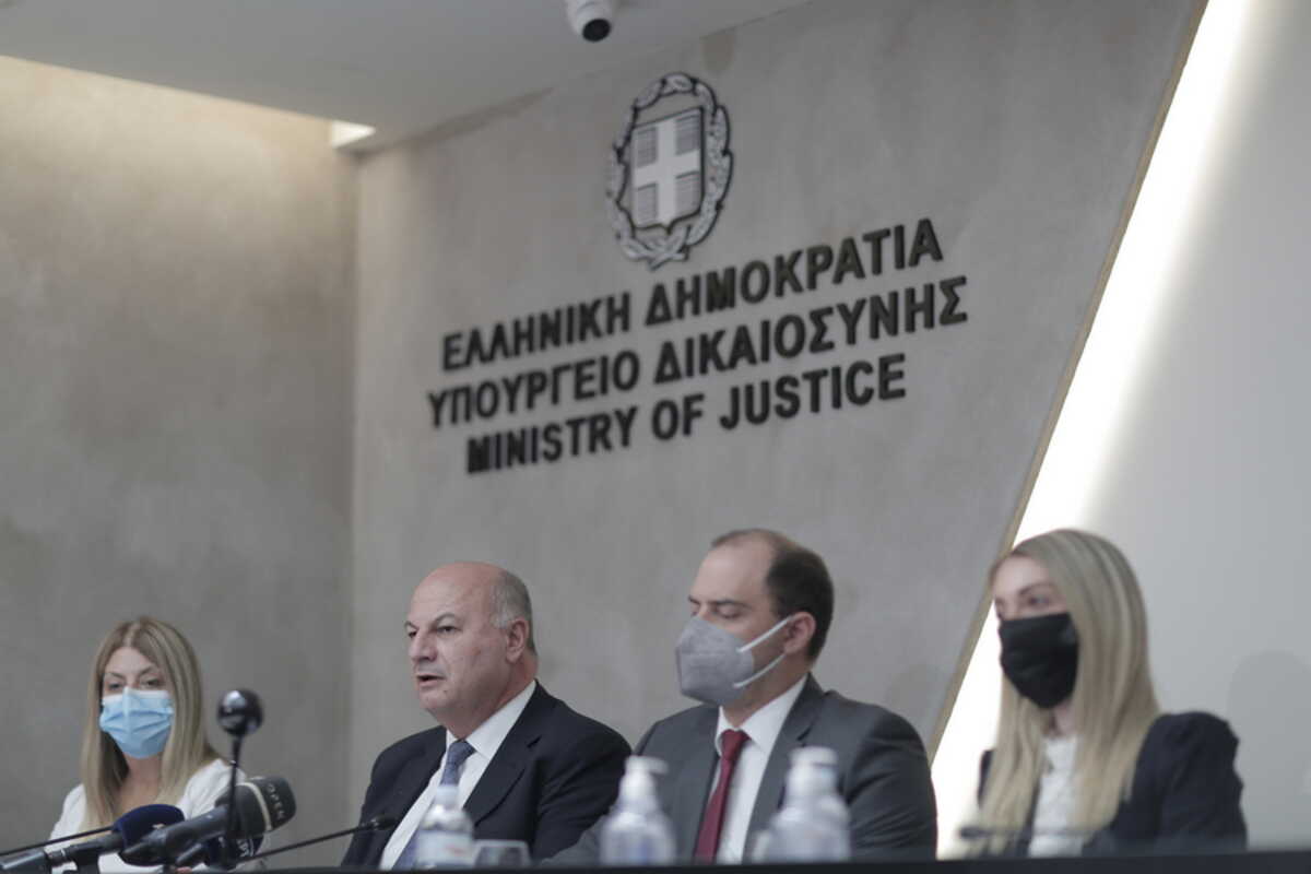 Ο υπουργός Δικαιοσύνης Κωνσταντίνος Τσιάρας παρουσιάζει το νέο ποινικό κώδικα κατά τη διάρκεια συνέντευξη τύπου, στο Υπουργείο Δικαιοσύνης Αθήνα, Παρασκευή 24 Σεπτεμβρίου 2021.  ΑΠΕ-ΜΠΕ