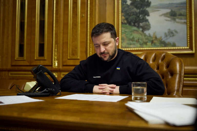 Ζελένσκι: «Καρατόμησε» τους επικεφαλής των στρατολογικών γραφείων στην Ουκρανία λόγω διαφθοράς