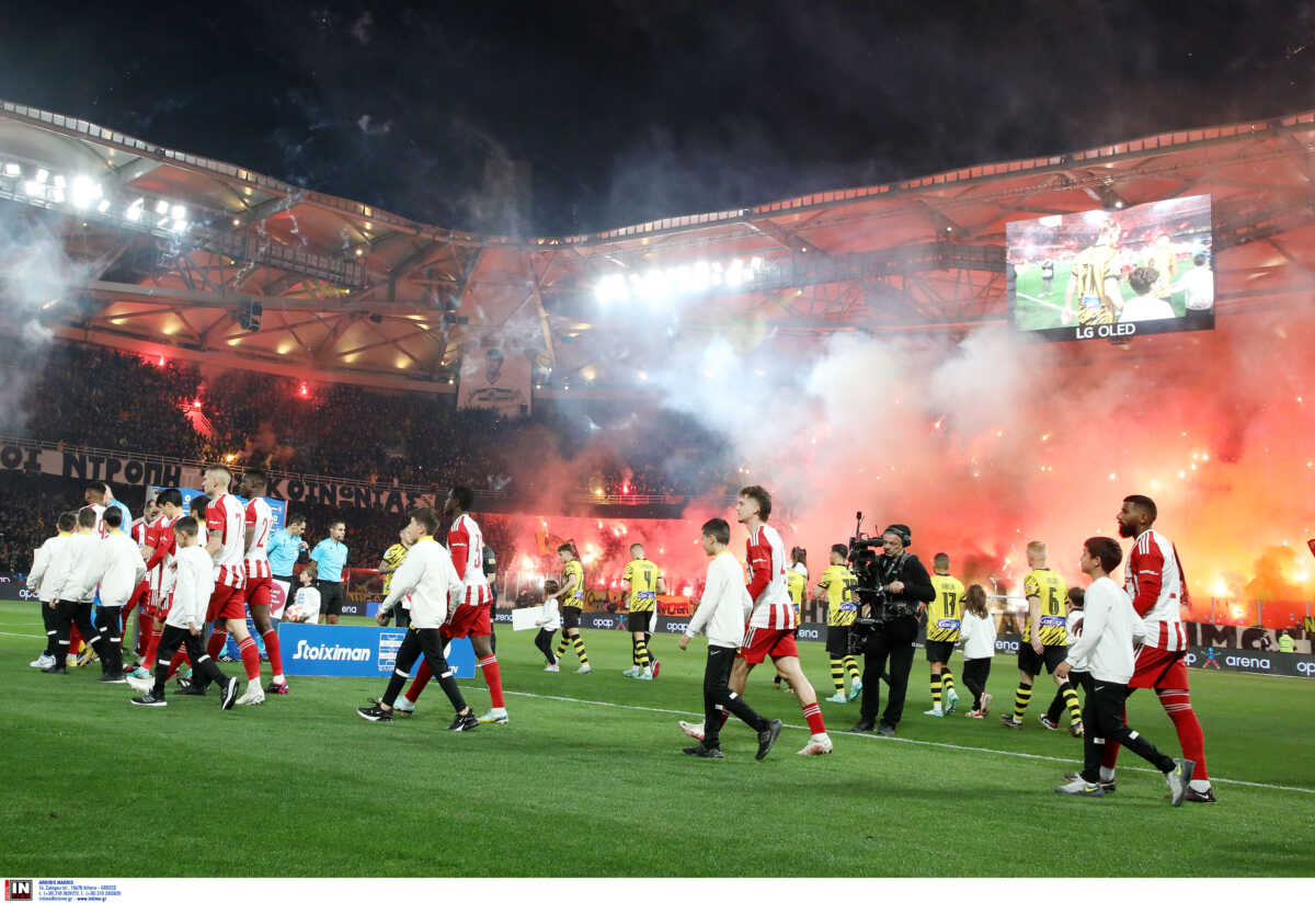 ΑΕΚ – Ολυμπιακός: Χαμός στην Opap Arena κατά την είσοδο των ομάδων