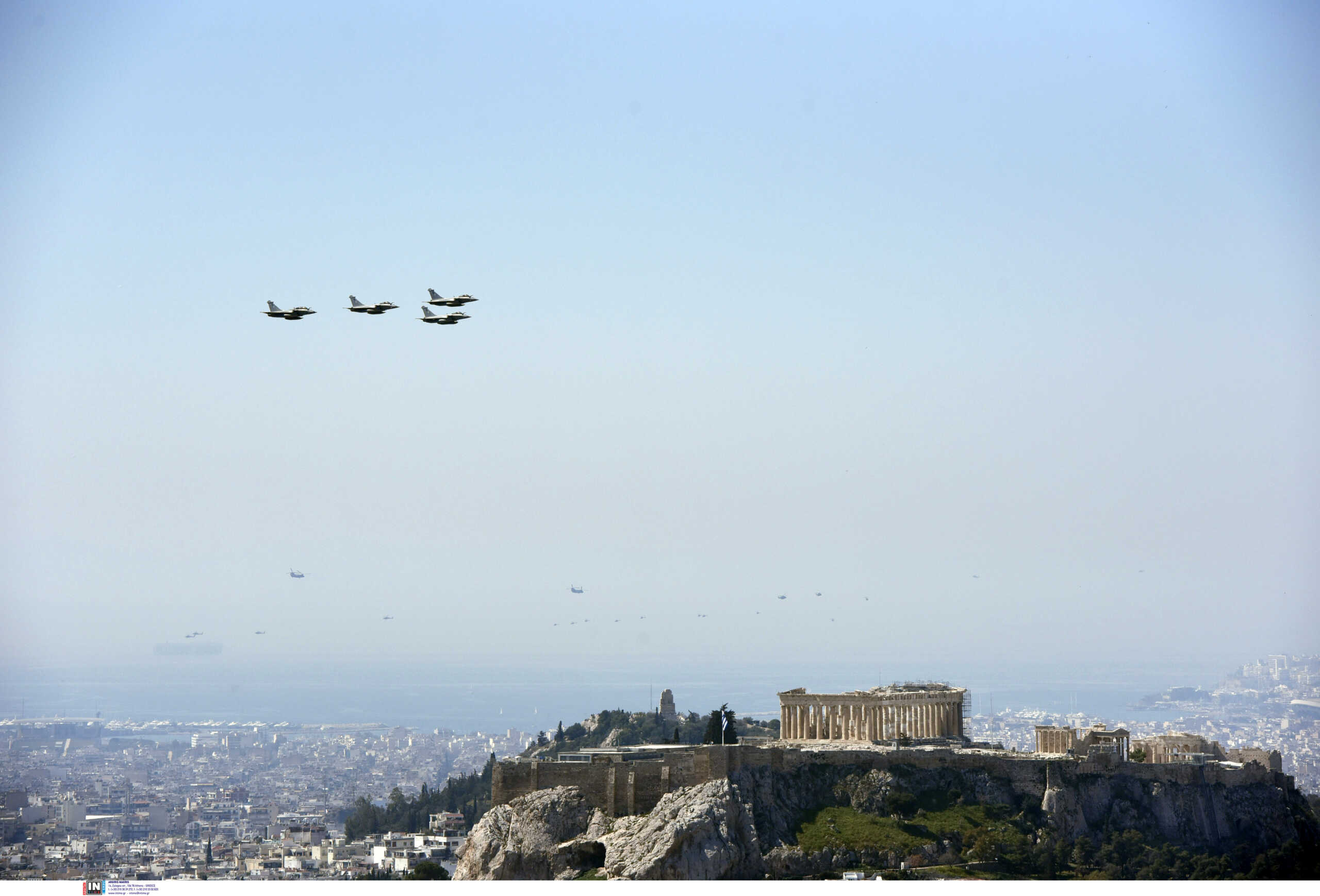 Στρατιωτική παρέλαση 25ης Μαρτίου: Rafale, F-16 Viper και Απάτσι στον ουρανό της Αθήνας